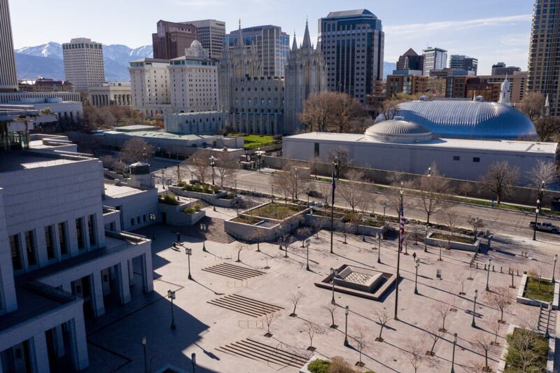 O Centro de Conferências de A Igreja de Jesus Cristo dos Santos dos Últimos Dias em Salt Lake City, sem uma audiência para a conferência, antes do início da 190ª Conferência Geral Anual no sábado, 4 de abril de 2020. Devido à propagação da COVID-19, a conferência foi transmitida sem a presença de membros da Igreja.
