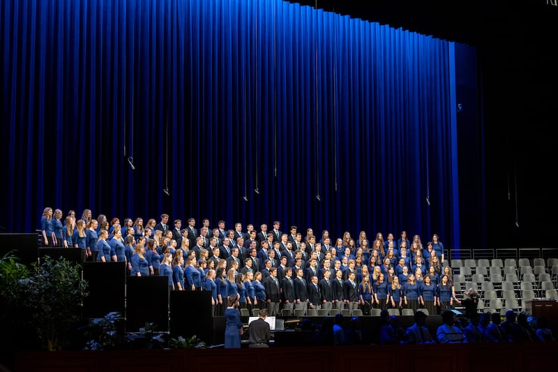 Membros de um coro estudantil na BYU–Idaho cantam em o devocional com Elder Clement M. Matswagothata, Setenta Autoridade Geral, de Rexburg, Idaho, na terça-feira, 10 de março de 2026