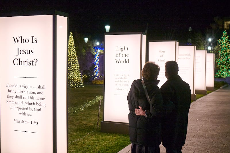 Luzes e decorações de Natal em exibição na Praça do Templo em Salt Lake City, Utah, na segunda-feira, 24 de novembro de 2025.