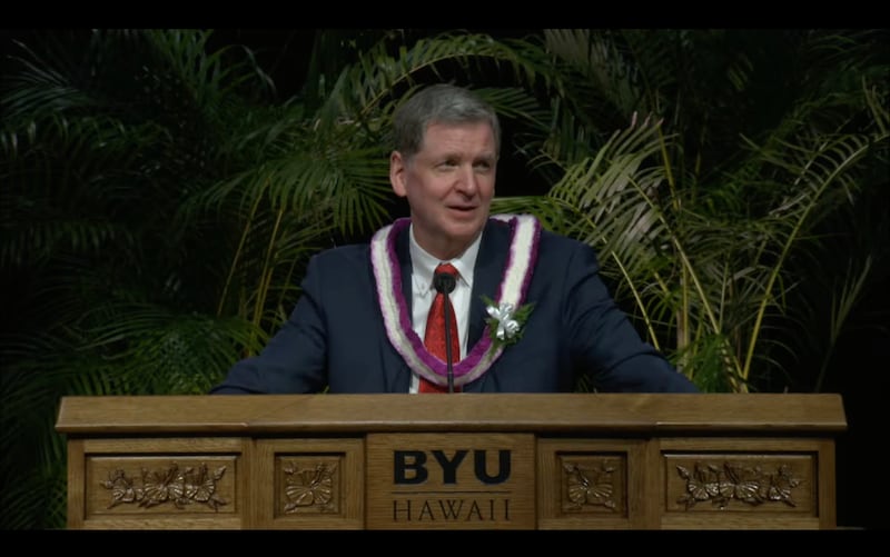 Elder James R. Rasband, um Setenta Autoridade Geral, fala durante o devocional de BYU–Hawaii em Laie, Hawaii, na terça-feira, 2 de junho de 2026.