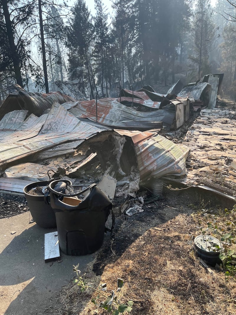 Um edifício de loja na casa do Presidente da Estaca Mount Spokane de Spokane Washington, Robert L. Sanders, foi destruído pelos incêndios florestais recentes perto de Spokane, Washington, e é mostrado em 3 de agosto de 2026.