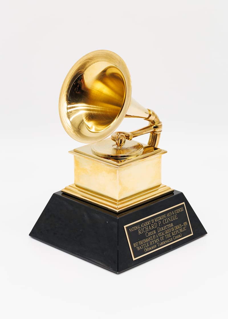 O Grammy Award, que se parece com um gramofone antigo, observa que foi apresentado a Richard P. Condie pela gravação do Coro do Tabernáculo na Praça do Templo de "Battle Hymn of the Republic".