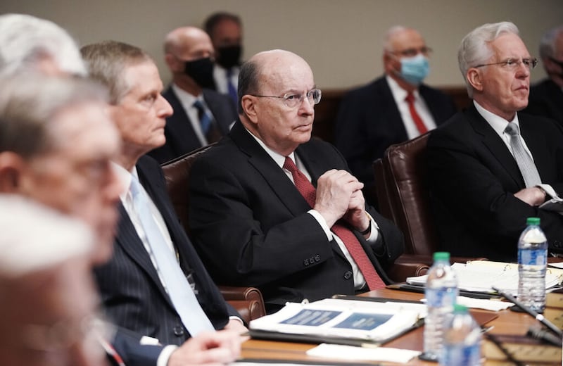 Élder Quentin L. Cook participa da reunião semanal do Quórum dos Doze Apóstolos no Edifício Administrativo da Igreja em Salt Lake City na terça-feira, dia 11 de maio de 2021.