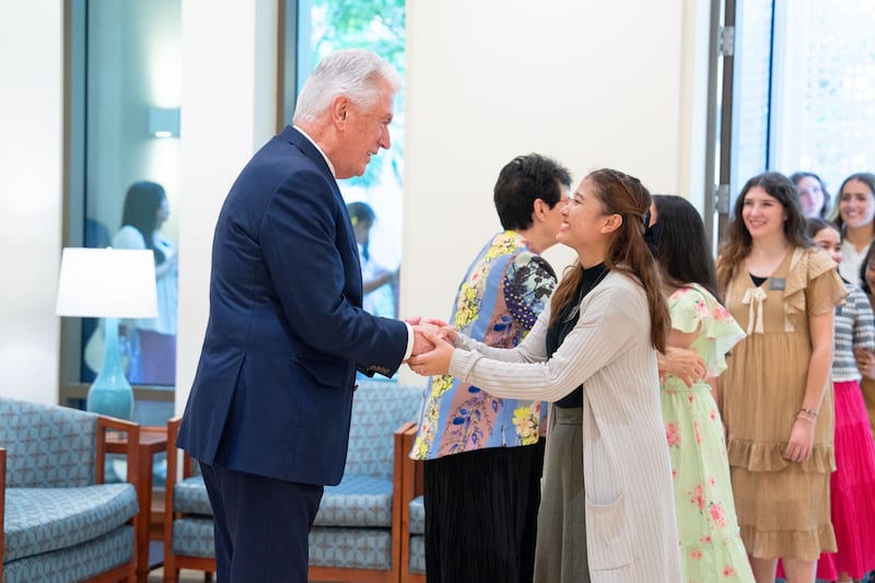 Élder Dieter Uchtdorf e Sister Harriet Uchtdorf cumprimentam missionários das Missões Tailândia Bangkok Leste e Oeste.
