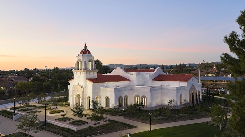 O Templo de Yorba Linda Califórnia ao anoitecer.