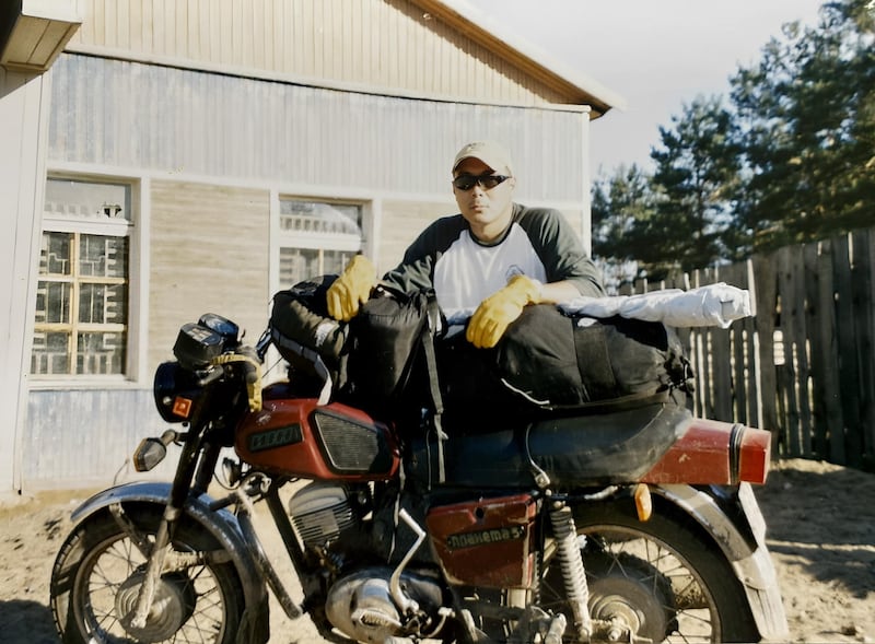Odgerel Ochirjav posa para uma foto enquanto se prepara para viajar para Khyalganat, Mongólia, como cientista florestal por volta de 2001.