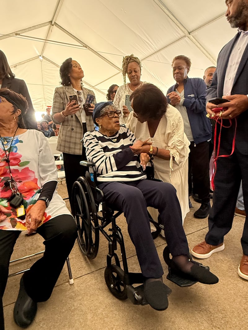 Dra. Opal Lee, ativista dos direitos civis conhecida como a "Avó de Juneteenth", chega ao local do futuro Museu Nacional de Juneteenth em Fort Worth, Texas, na quarta-feira, 7 de outubro de 2026. A Igreja de Jesus Cristo dos Santos dos Últimos Dias doou 3 milhões de dólares para a construção do museu e para a construção de um centro de genealogia no museu.