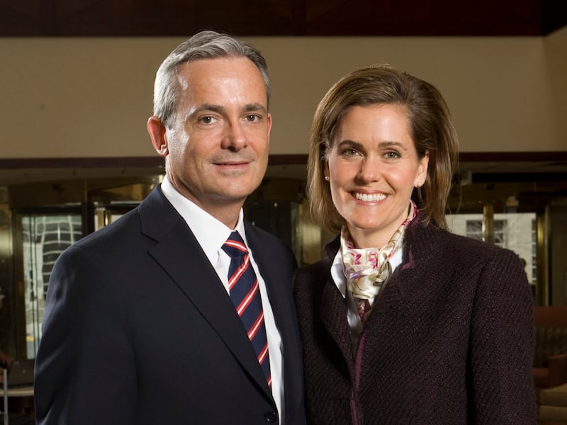 Élder Patrick Kearon e sua esposa, irmã Jennifer Carole Hulme Kearon, na ocasião de seu chamado como Setenta Autoridade Geral, em 5 de abril de 2010.