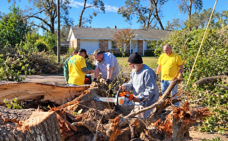 Voluntários de A Igreja de Jesus Cristo dos Santos dos Últimos Dias limpam destroços após o Furacão Isaías em Pensacola, Flórida, no sábado, 17 de outubro de 2026.