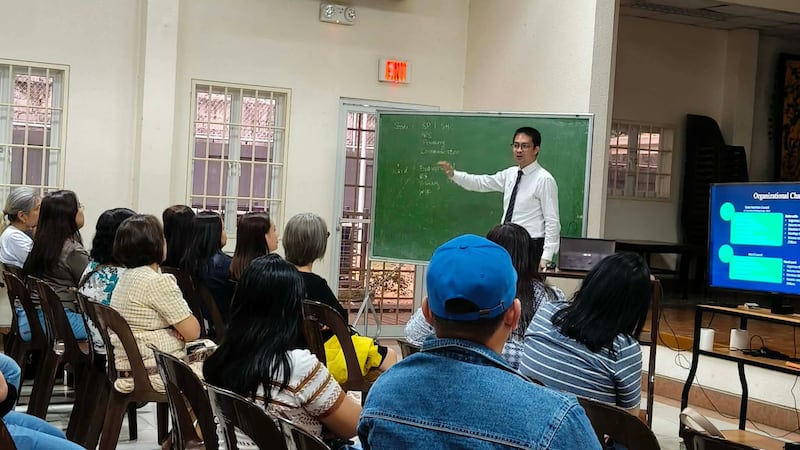 Famílias aprendem sobre o Programa de Nutrição Infantil no Pasay Philippines Stake Center em 31 de janeiro de 2026.