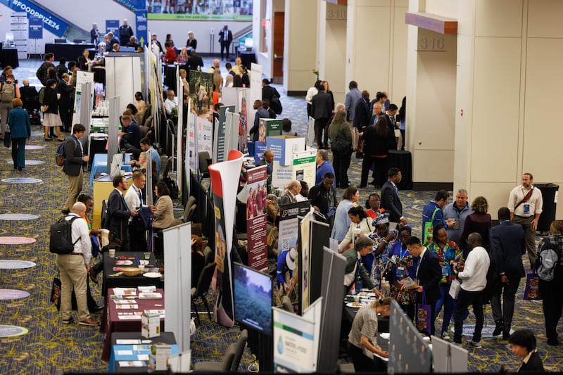 Palestrantes e participantes visitam estandes de informações no Diálogo Internacional Borlaug do Prêmio Mundial da Alimentação, em Des Moines, Iowa, em 29 de outubro de 2024.