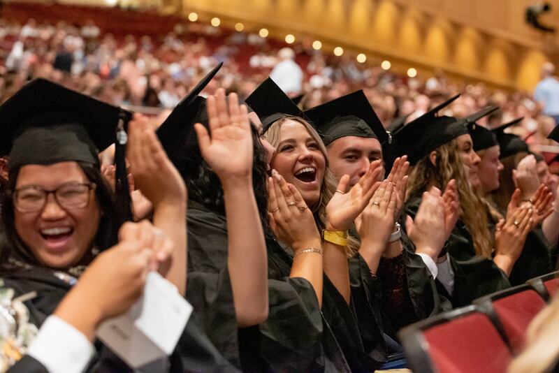 Os formandos da BYU-Idaho aplaudem a concessão de seus diplomas, durante a cerimônia de formatura realizada no Auditório do I-Center em Rexburg, Idaho, na quarta-feira, 19 de julho de 2023.