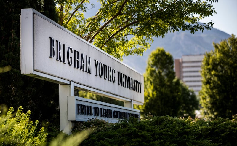 Uma placa no campus, na entrada da Universidade Brigham Young em Provo, Utah.