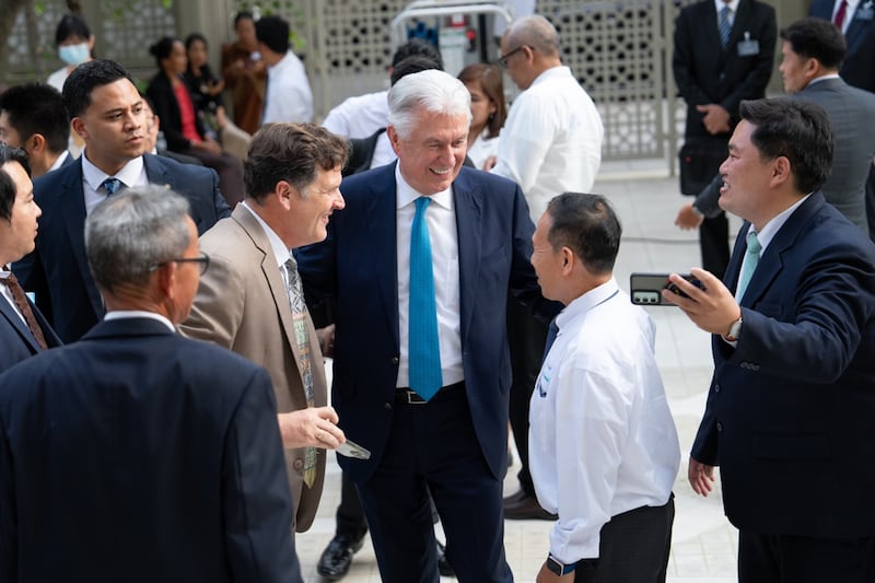 Élder Dieter F. Uchtdorf interage com líderes locais da Igreja após uma reunião de liderança.