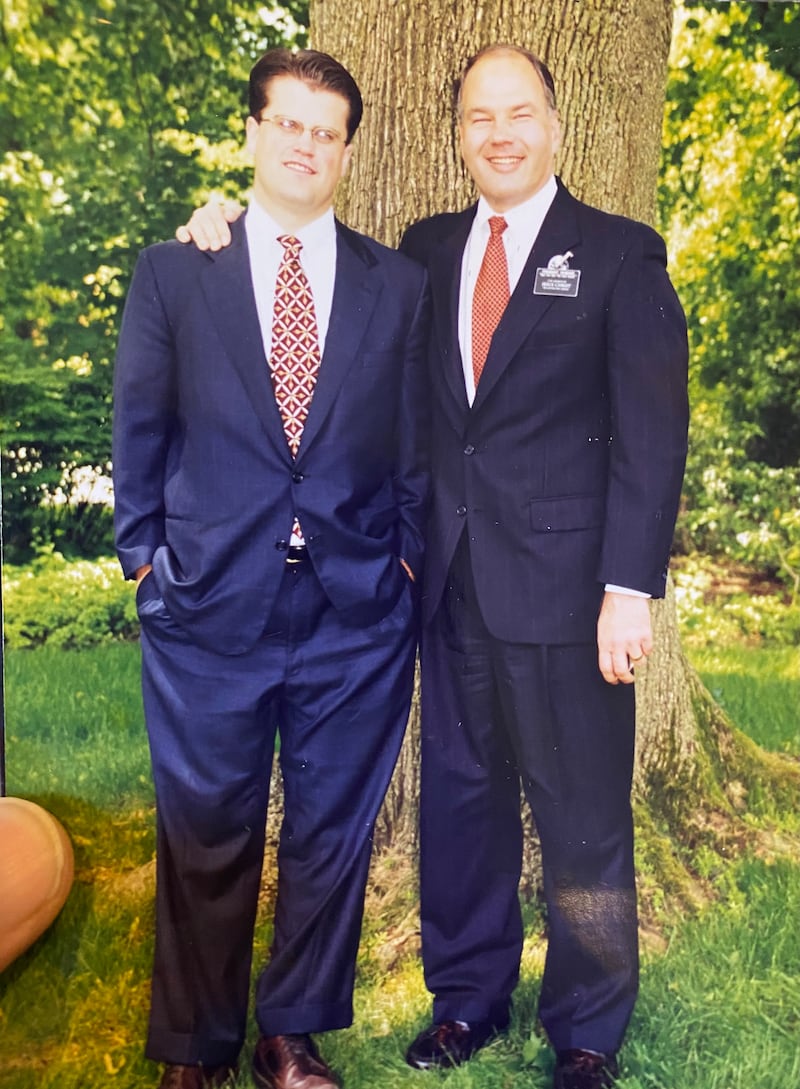 Russell Pratt se posiciona com seu presidente de missão, Élder Ronald A. Rasband, fora da casa de missão Noroeste de Nova York em Scarsdale, Nova York, ao final de sua missão em 1998.