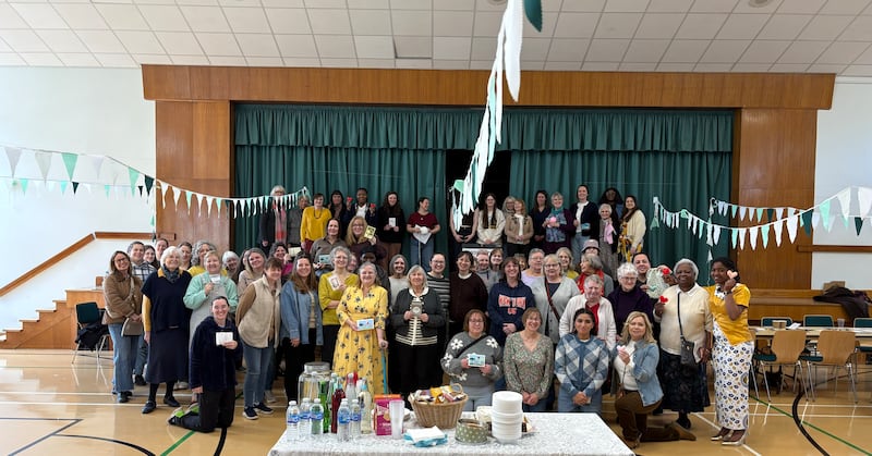 Mulheres da estaca Northampton Inglaterra reúnem-se para um dia de serviço da Sociedade de Socorro em 14 de março de 2026.