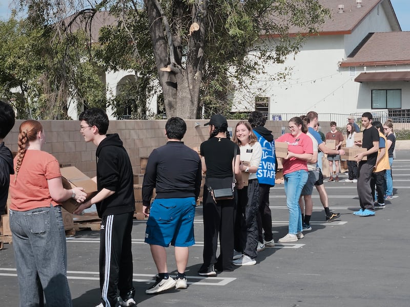 Voluntários descarregam caixas de alimentos doados pela Igreja de Jesus Cristo dos Santos dos Últimos Dias de Yorba Linda, Califórnia, na quinta-feira, 5 de fevereiro de 2026. Um caminhão cheio de alimentos foi entregue a vários bancos de alimentos como parte de uma doação maior para 250 bancos de alimentos em todo o país em comemoração ao 250º aniversário dos Estados Unidos.