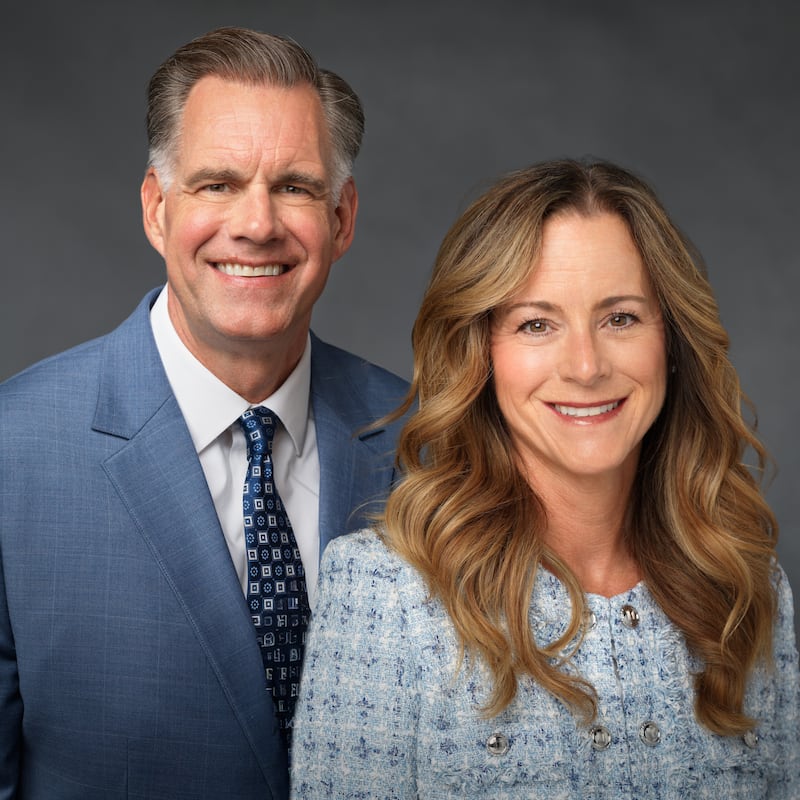 R. Tyler Wallis e Elizabeth Wallis, que servirão como presidente e companheira da nova Missão Califórnia Carlsbad a partir de julho de 2026.
