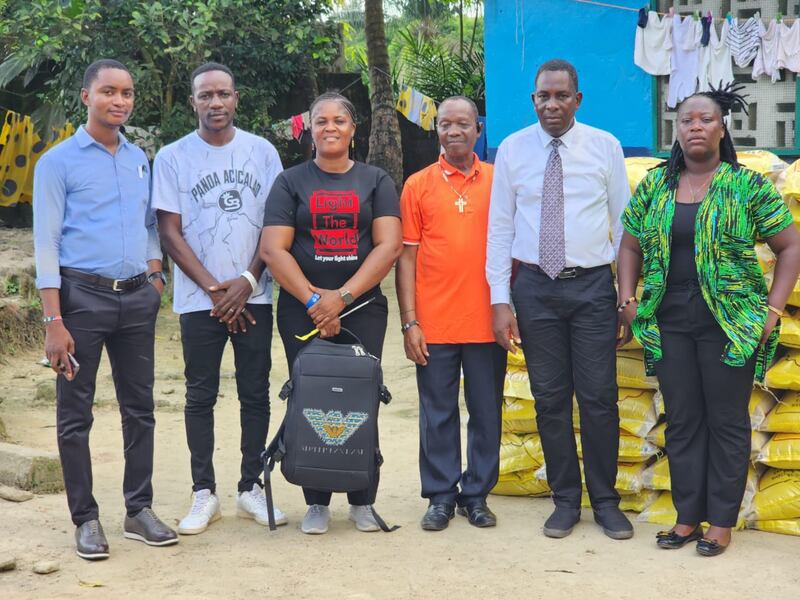 Os oficiais da Igreja e os líderes do orfanato participam da doação para o Anna M. Enoch Orphanage Home em Monróvia, Libéria, em 25 de novembro de 2025.