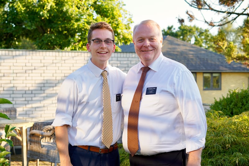 Élder Riley Owen e o presidente Michael Olsen, presidente da Missão Dinamarca Copenhague, posam para uma foto.