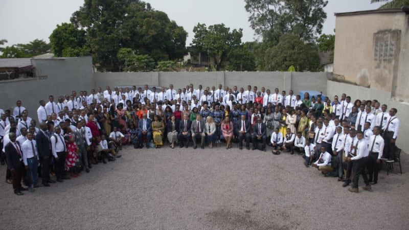 Elder Gary E. Stevenson e outros líderes tiram uma foto em grupo com missionários em Kinshasa, República Democrática do Congo em fevereiro de 2024.