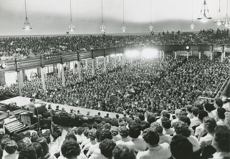 Conferência geral da Sociedade de Socorro em 1962. A primeira conferência geral da Sociedade de Socorro aconteceu em 1889. Essa fotografia do Tabernáculo de Salt Lake mostra uma grande multidão em uma das sessões da conferência de outubro de 1962, em que irmã Louise W. Madsen discursou. Fotografia de Ross Welser.