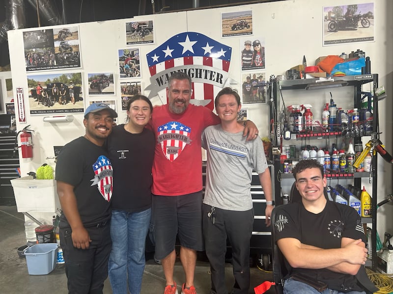 Elder Tryston O'Toole, segundo da direita, está retratado com colegas de trabalho da Warfighter Made em Temecula, Califórnia.