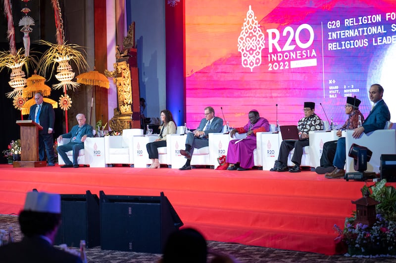 Élder Gary E. Stevenson, do Quórum dos Doze Apóstolos de A Igreja de Jesus Cristo dos Santos dos Últimos Dias, terceiro a partir da esquerda, participa de uma sessão plenária do Fórum de Religião do G20, no dia 3 de novembro em Bali, Indonésia.