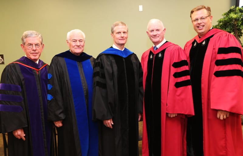 Clark G. Gilbert, então presidente da BYU–Idaho, à direita, posa com ex-presidentes da universidade antes de sua posse em Rexburg, Idaho, na terça-feira, dia 15 de setembro de 2015. Da esquerda para a direita, Élder Bruce C. Hafen e Élder Joe J. Christensen, ambos Setentas Autoridades Gerais eméritos; Élder David A. Bednar, do Quórum dos Doze Apóstolos; e Élder Kim B. Clark, na época Setenta Autoridade Geral.