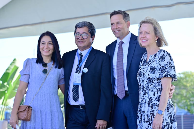 Élder B. Corey Cuvelier da presidência da Área do Brasil e sua esposa, Irmã Wendi Cuvelier, tiram uma foto com convidados na cerimônia de lançamento da pedra fundamental do Templo do Brasil de Maceió.