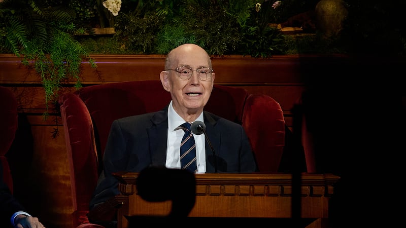 O Presidente Henry B. Eyring, primeiro conselheiro da Primeira Presidência, fala durante a sessão de sábado de manhã da 196ª Conferência Geral Anual de A Igreja de Jesus Cristo dos Santos dos Últimos Dias no Centro de Conferências em Salt Lake City no dia 4 de abril de 2026.