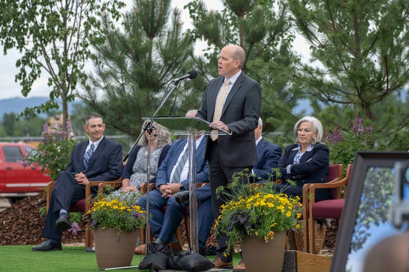 O Presidente Jonathan S. Byington da Missoula Montana conduz a cerimônia de abertura de terra para o Templo Missoula Montana.