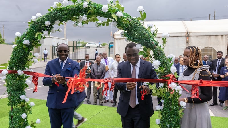 Élder Edward Dube, Setenta Autoridade Geral e presidente da Área África Sul de A Igreja de Jesus Cristo dos Santos dos Últimos Dias, à direita, se junta a Adilson de Almeida, diretor do Instituto Nacional de Assuntos Religiosos de Angola, à esquerda, no corte da fita inaugural de uma nova capela em Luanda, Angola, em 8 de dezembro de 2023.