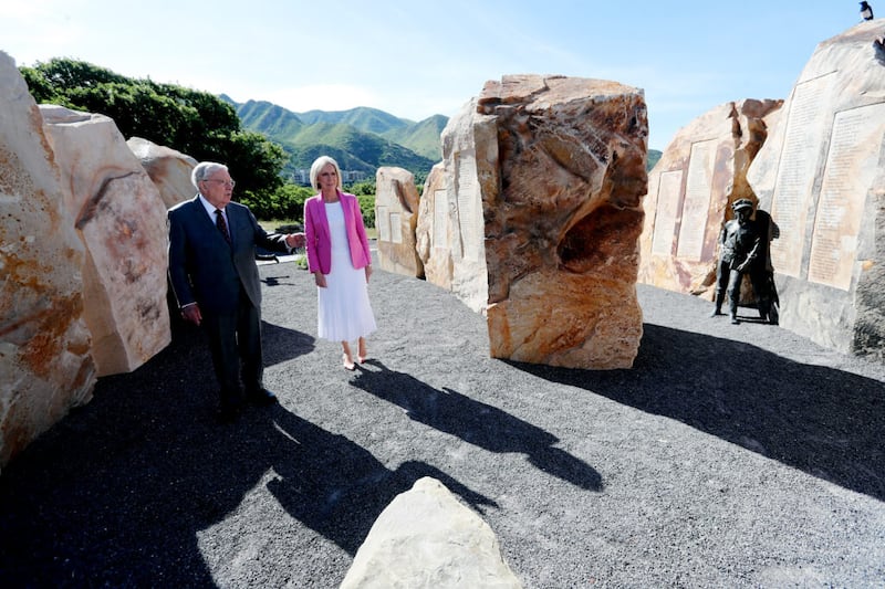 Presidente M. Russell Ballard, Presidente Interino do Quórum dos Doze Apóstolos de A Igreja de Jesus Cristo dos Santos dos Últimos Dias, à esquerda, e a irmã Joy D. Jones, presidente geral da Primária, caminhando no Memorial das Crianças Pioneiras no Parque Patrimonial Este É o Lugar em Salt Lake City, na segunda-feira, dia 15 de junho de 2020.
