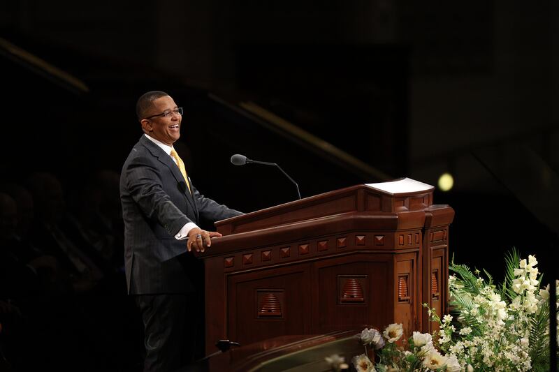 Elder Clement M. Matswagothata, Setenta Autoridade Geral, fala durante a sessão de sábado à tarde da 196ª Conferência Geral Anual d\a Igreja de Jesus Cristo dos Santos dos Últimos Dias no Centro de Conferências em Salt Lake City em 4 de abril de 2026.