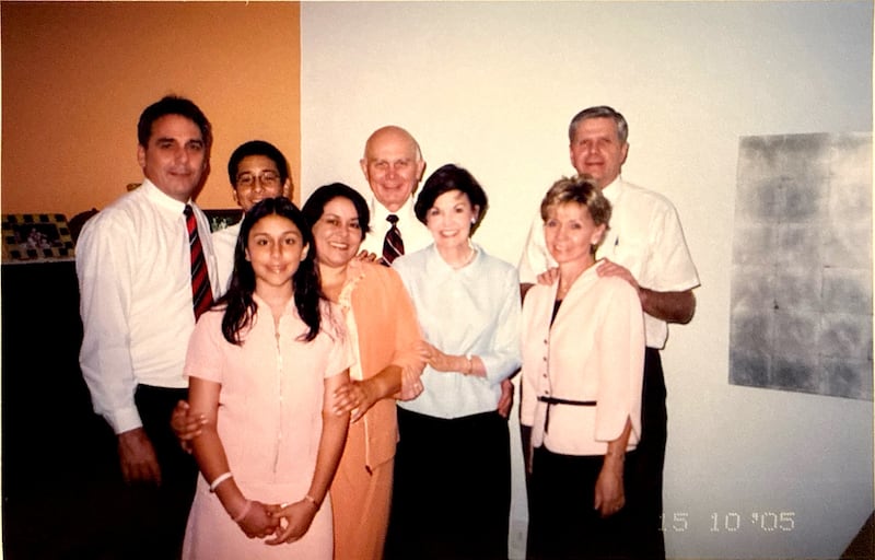 Em uma foto de outubro de 2005, então-Élder Dallin H. Oaks e Irmã Kristen M. Oaks, no centro, fazem uma pausa para uma foto com Rodrigo e Alessandra Myrrha e seus filhos, à esquerda.