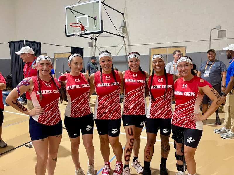 O Major aposentado dos Fuzileiros Navais dos EUA Yen Soto, o terceiro da esquerda, posa para uma foto com os colegas de equipe de remo antes da competição de remo nos Jogos dos Guerreiros de 2025 em Colorado Springs, Colorado.