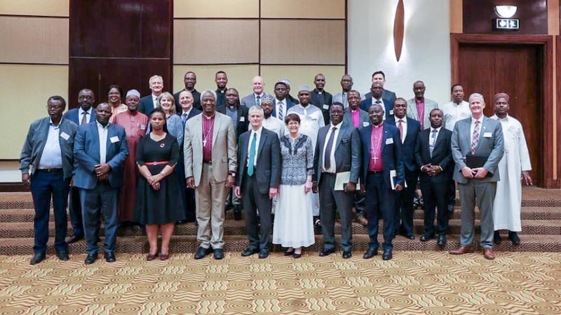 Elder David A. Bednar e Sister Susan Bednar tiram uma foto com cerca de 30 membros do Conselho Inter-religioso de Ruanda em Ruanda em 16 de março de 2026.