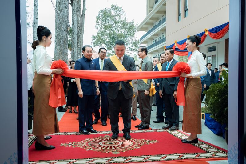 Elder Benjamin M.Z. Tai, Setenta Autoridade Geral e o presidente da Área Ásia, corta uma fita para comemorar a grande inauguração no novo centro cardíaco no Hospital de Referência Provincial de Siem Reap em Siem Reap, Camboja, em 26 de fevereiro de 2026.