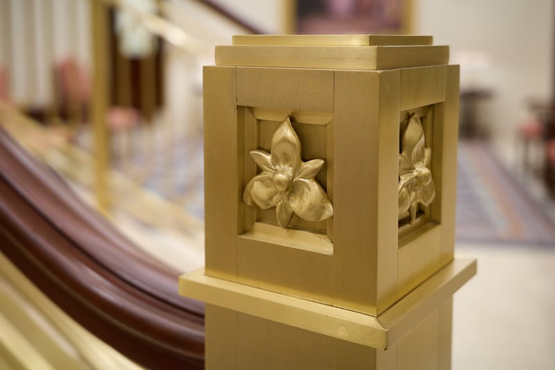 O desenho da flor nacional da Guatemala, a monja blanca, é mostrado no corrimão da escada dentro do Templo Miraflores da Cidade da Guatemala.