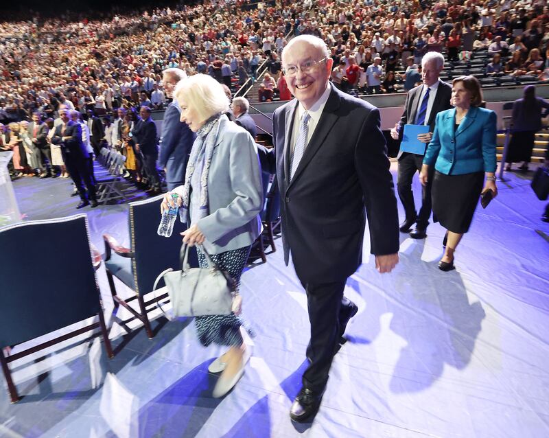 Élder Quentin L. Cook, do Quórum dos Doze Apóstolos de A Igreja de Jesus Cristo dos Santos dos Últimos Dias, e sua esposa, a irmã Mary Cook, entram no Marriott Center para o devocional da Semana da Educação da BYU em Provo, Utah, na terça-feira, 16 de agosto de 2022.