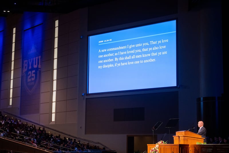 O Presidente Alvin F. Meredith III fala aos alunos da BYU–Idaho durante o primeiro devocional do campus do semestre, em 13 de janeiro de 2026, em Rexburg, Idaho.