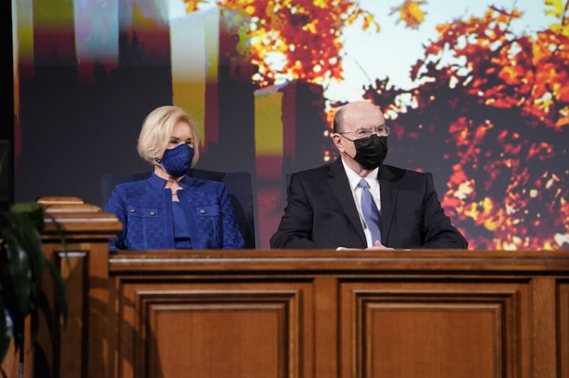 Élder Quentin L. Cook, à direita, e sua esposa, a irmã Mary Cook, estão sentados ao púlpito antes de discursarem no devocional do campus da BYU na terça-feira, 10 de novembro de 2020.