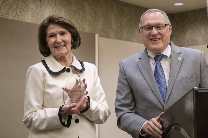 A irmã Patricia Terry Holland, à esquerda, reage ao receber o Prêmio Dixie Heritage Distinguished Public Service de Brian Tenney, presidente da seção St. George da Sociedade de Gestão da BYU, durante o Banquete de Bolsas de Estudo da Sociedade de Gestão da BYU de 2021, sexta-feira, 5 de novembro de 2021, em St. George, Utah.