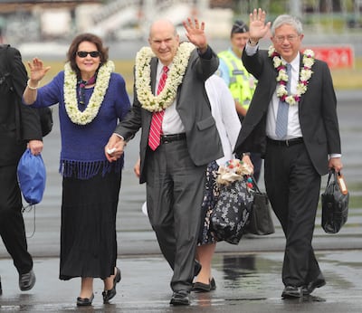 O Presidente Russell M. Nelson, de A Igreja de Jesus Cristo dos Santos dos Últimos Dias, sua esposa, a irmã Wendy Nelson, e o Élder Gerrit W. Gong, do Quórum dos Doze Apóstolos, acenam ao chegarem em Papeete, no Taiti, no dia 23 de maio de 2019.