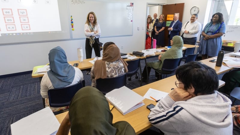 A Diretora-Geral da Organização Internacional para Migrações, Amy Pope, visita uma aula de inglês no Centro Humanitário de A Igreja de Jesus Cristo dos Santos dos Últimos Dias em Salt Lake City, Utah, na segunda-feira, 11 de maio de 2026.