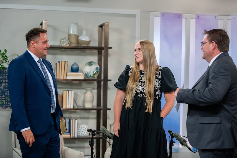 Os copresidentes da Conferência YSA da Área de Utah de 2026, Zach Sutton, à esquerda, e Shelby Hurst, ao centro, conversam com o editor do Church News Jon Ryan Jensen, à direita, antes de gravar um episódio do podcast do Church News lançado terça-feira, 11 de agosto de 2026.