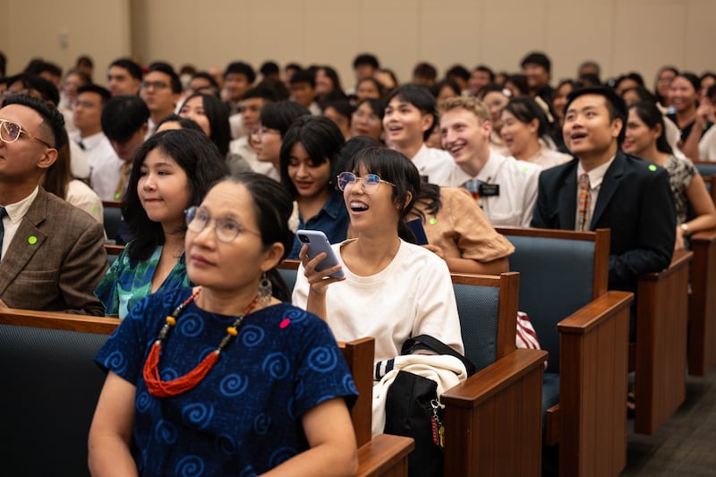 Os participantes participam de jogos de aprendizado interativos durante a sessão de informações da feira educacional da Área Ásia realizada em Bangkok, Tailândia, 19 de outubro de 2025.