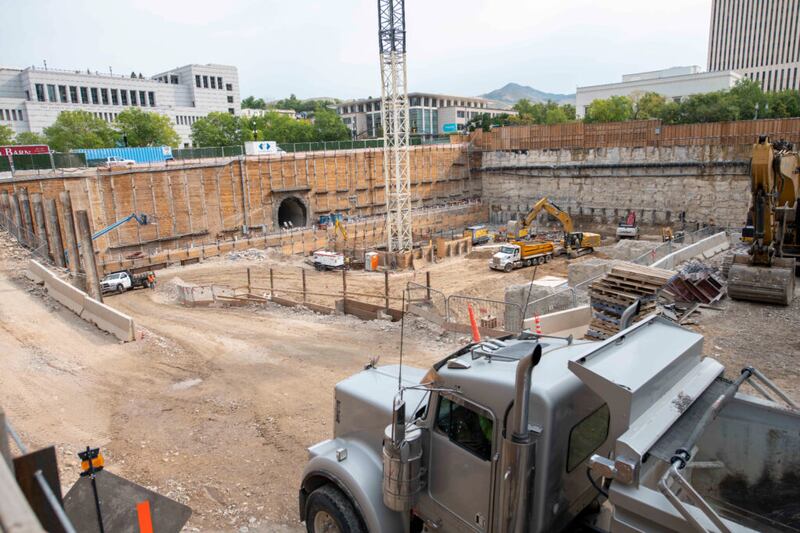 As equipes escavam além do nível do túnel de entrada no lado norte do Templo de Salt Lake, em setembro de 2021.
