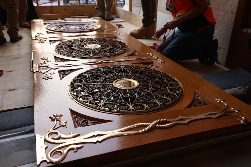 As portas leste reformadas do Templo de Salt Lake foram instaladas na terça-feira, 23 de junho de 2026.